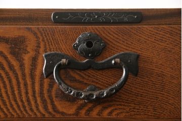 中古　岩谷堂箪笥　存在感のある金具と迫力のある杢目が目を惹く二段重ね衣装箪笥(和タンス、収納箪笥、整理箪笥、引き出し、チェスト、上下バラ売り可能)(R-070004)