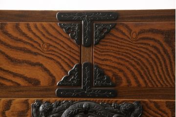 中古　岩谷堂箪笥　存在感のある金具と迫力のある杢目が目を惹く二段重ね衣装箪笥(和タンス、収納箪笥、整理箪笥、引き出し、チェスト、上下バラ売り可能)(R-070004)