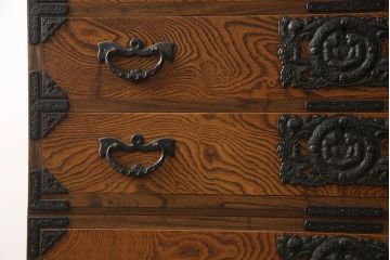 中古　岩谷堂箪笥　存在感のある金具と迫力のある杢目が目を惹く二段重ね衣装箪笥(和タンス、収納箪笥、整理箪笥、引き出し、チェスト、上下バラ売り可能)(R-070004)