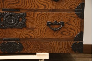 中古　岩谷堂箪笥　存在感のある金具と迫力のある杢目が目を惹く二段重ね衣装箪笥(和タンス、収納箪笥、整理箪笥、引き出し、チェスト、上下バラ売り可能)(R-070004)