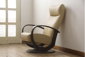 中古　美品　カリモク家具(karimoku)オリジナルブランド　限定店舗のみ取扱品　ディレトーレ(Direttore)　1人掛けソファ(パーソナルソファ、一人掛け、1P、アームチェア、回転椅子、イス)(R-070006)