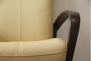 中古　美品　カリモク家具(karimoku)オリジナルブランド　限定店舗のみ取扱品　ディレトーレ(Direttore)　1人掛けソファ(パーソナルソファ、一人掛け、1P、アームチェア、回転椅子、イス)(R-070006)