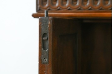 中古　イギリス高級家具　THEODORE ALEXANDER(セオドア・アレキサンダー)　重厚感ある銅板の装飾とクラシカルな佇まいが魅力のキャビネット　(R-070014)