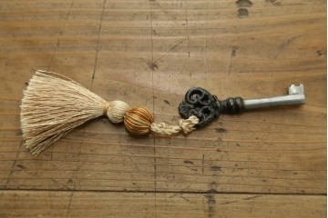 中古　イギリス高級家具　THEODORE ALEXANDER(セオドア・アレキサンダー)　重厚感ある銅板の装飾とクラシカルな佇まいが魅力のキャビネット　(R-070014)