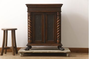 中古　イギリス高級家具　THEODORE ALEXANDER(セオドア・アレキサンダー)　重厚感ある銅板の装飾とクラシカルな佇まいが魅力のキャビネット(サイドボード、サイドテーブル、収納棚、戸棚)(R-070014)