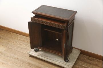 中古　イギリス高級家具　THEODORE ALEXANDER(セオドア・アレキサンダー)　重厚感ある銅板の装飾とクラシカルな佇まいが魅力のキャビネット(サイドボード、サイドテーブル、収納棚、戸棚)(R-070014)
