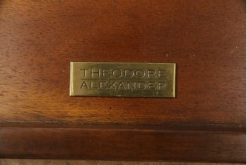 中古　イギリス高級家具　THEODORE ALEXANDER(セオドア・アレキサンダー)　重厚感ある銅板の装飾とクラシカルな佇まいが魅力のキャビネット(サイドボード、サイドテーブル、収納棚、戸棚)(R-070014)