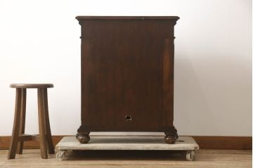 中古　イギリス高級家具　THEODORE ALEXANDER(セオドア・アレキサンダー)　重厚感ある銅板の装飾とクラシカルな佇まいが魅力のキャビネット(サイドボード、サイドテーブル、収納棚、戸棚)(R-070014)