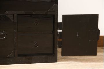 和製アンティーク　立派な金具と黒漆塗りが格調高い雰囲気を醸し出す庄内箪笥(衣装タンス、収納たんす、時代箪笥、引き出し)(R-070015)