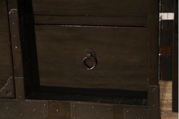 和製アンティーク　立派な金具と黒漆塗りが格調高い雰囲気を醸し出す庄内箪笥(衣装タンス、収納たんす、時代箪笥、引き出し)(R-070015)