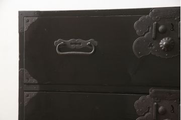 和製アンティーク　立派な金具と黒漆塗りが格調高い雰囲気を醸し出す庄内箪笥(衣装タンス、収納たんす、時代箪笥、引き出し)(R-070015)
