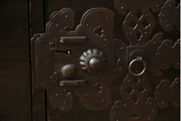 和製アンティーク　立派な金具と黒漆塗りが格調高い雰囲気を醸し出す庄内箪笥(衣装タンス、収納たんす、時代箪笥、引き出し)(R-070015)