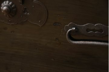 和製アンティーク　立派な金具と黒漆塗りが格調高い雰囲気を醸し出す庄内箪笥(衣装タンス、収納たんす、時代箪笥、引き出し)(R-070015)