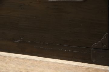 和製アンティーク　立派な金具と黒漆塗りが格調高い雰囲気を醸し出す庄内箪笥(衣装タンス、収納たんす、時代箪笥、引き出し)(R-070015)