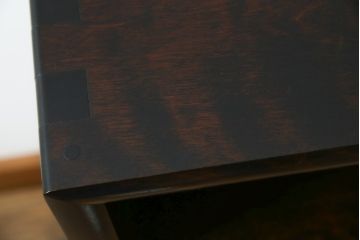 中古　美品　松本民芸家具　どこかレトロな雰囲気も感じる90型茶タンス(サイドボード、戸棚、収納棚)(定価約44万円)(R-070056)