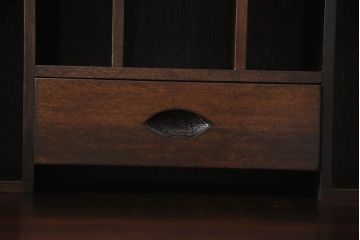 中古　軽井沢彫り　凝った彫刻が美しく和室にも洋室にも合わせやすい収納付きライティングビューロー(簿記机、ワークデスク、在宅用、在宅ワーク用、引き出し、サイドチェスト)(R-070060)