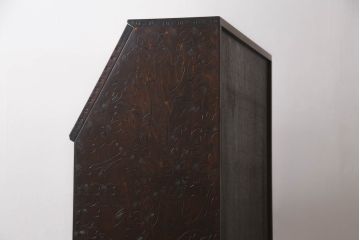 中古　軽井沢彫り　凝った彫刻が美しく和室にも洋室にも合わせやすい収納付きライティングビューロー(簿記机、ワークデスク、在宅用、在宅ワーク用、引き出し、サイドチェスト)(R-070060)