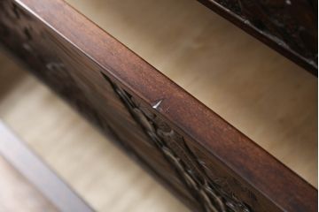 中古　軽井沢彫り　凝った彫刻が美しく和室にも洋室にも合わせやすい収納付きライティングビューロー(簿記机、ワークデスク、在宅用、在宅ワーク用、引き出し、サイドチェスト)(R-070060)
