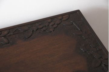 中古　軽井沢彫り　凝った彫刻が美しく和室にも洋室にも合わせやすい収納付きライティングビューロー(簿記机、ワークデスク、在宅用、在宅ワーク用、引き出し、サイドチェスト)(R-070060)
