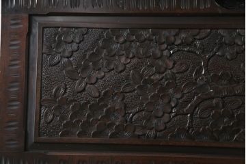 中古　軽井沢彫り　凝った彫刻が美しく和室にも洋室にも合わせやすい収納付きライティングビューロー(簿記机、ワークデスク、在宅用、在宅ワーク用、引き出し、サイドチェスト)(R-070060)