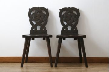 和製ビンテージ　神戸洋家具　ナラ(楢)材　彫刻を施した背もたれが珍しいチェア2脚セット(ダイニングチェア、板座チェア、椅子、イス、ヴィンテージ)(R-070062)