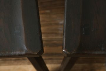 和製ビンテージ　神戸洋家具　ナラ(楢)材　彫刻を施した背もたれが珍しいチェア2脚セット(ダイニングチェア、板座チェア、椅子、イス、ヴィンテージ)(R-070062)