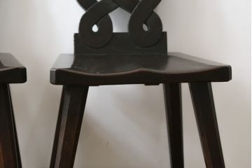 和製ビンテージ　神戸洋家具　ナラ(楢)材　彫刻を施した背もたれが珍しいチェア2脚セット(ダイニングチェア、板座チェア、椅子、イス、ヴィンテージ)(R-070062)
