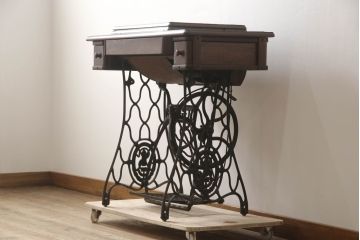 ジャンク品　イギリスアンティーク　SINGER(シンガー)社　置くだけでお洒落な空間に!ディスプレイにおすすめの足踏みミシン(シンガーミシン、ミシンテーブル、ミシン台、工業用ミシン、ディスプレイ、英国)(R-070063)