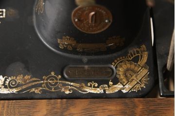 ジャンク品　イギリスアンティーク　SINGER(シンガー)社　置くだけでお洒落な空間に!ディスプレイにおすすめの足踏みミシン(シンガーミシン、ミシンテーブル、ミシン台、工業用ミシン、ディスプレイ、英国)(R-070063)