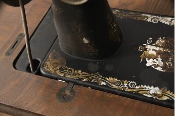 ジャンク品　イギリスアンティーク　SINGER(シンガー)社　置くだけでお洒落な空間に!ディスプレイにおすすめの足踏みミシン(シンガーミシン、ミシンテーブル、ミシン台、工業用ミシン、ディスプレイ、英国)(R-070063)