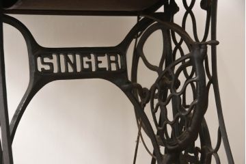 ジャンク品　イギリスアンティーク　SINGER(シンガー)社　置くだけでお洒落な空間に!ディスプレイにおすすめの足踏みミシン(シンガーミシン、ミシンテーブル、ミシン台、工業用ミシン、ディスプレイ、英国)(R-070063)