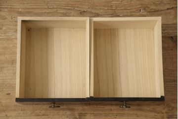 中古　美品!!　伝統工芸　輪島塗り　凝ったデザインの引手金具と品のある花の絵柄が魅力の小引き出し(チェスト、小物収納、卓上収納)(定価約20万円)(R-070069)