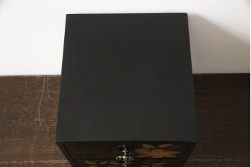 中古　美品!!　伝統工芸　輪島塗り　凝ったデザインの引手金具と品のある花の絵柄が魅力の小引き出し(チェスト、小物収納、卓上収納)(定価約20万円)(R-070069)
