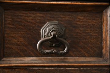 イギリスアンティーク　オーク材　細部まで凝ったつくりが目を引くサイドボード(サイドキャビネット、リビングボード、収納棚、戸棚、英国)(R-070112)