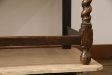 イギリスアンティーク　オーク材　細部まで凝ったつくりが目を引くサイドボード(サイドキャビネット、リビングボード、収納棚、戸棚、英国)(R-070112)