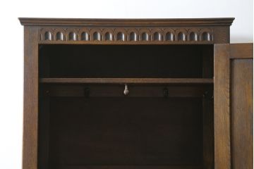 イギリスアンティーク　オーク材　使いやすいサイズのクラシカルな雰囲気漂うワードローブ(洋服タンス、収納棚、戸棚、キャビネット、英国)(R-070118)
