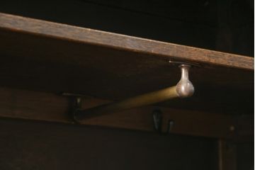 イギリスアンティーク　オーク材　使いやすいサイズのクラシカルな雰囲気漂うワードローブ(洋服タンス、収納棚、戸棚、キャビネット、英国)(R-070118)