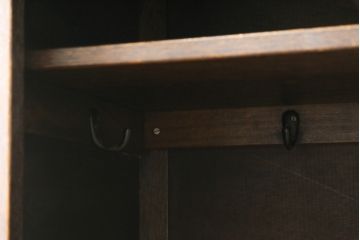 イギリスアンティーク　オーク材　使いやすいサイズのクラシカルな雰囲気漂うワードローブ(洋服タンス、収納棚、戸棚、キャビネット、英国)(R-070118)