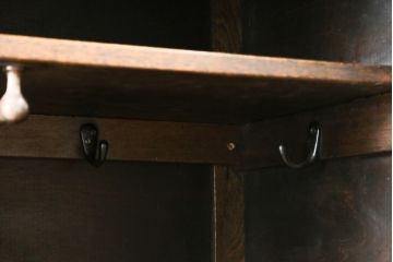 イギリスアンティーク　オーク材　使いやすいサイズのクラシカルな雰囲気漂うワードローブ(洋服タンス、収納棚、戸棚、キャビネット、英国)(R-070118)