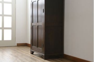 イギリスアンティーク　オーク材　使いやすいサイズのクラシカルな雰囲気漂うワードローブ(洋服タンス、収納棚、戸棚、キャビネット、英国)(R-070118)
