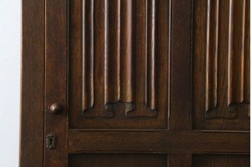 イギリスアンティーク　オーク材　使いやすいサイズのクラシカルな雰囲気漂うワードローブ(洋服タンス、収納棚、戸棚、キャビネット、英国)(R-070118)