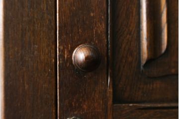 イギリスアンティーク　オーク材　使いやすいサイズのクラシカルな雰囲気漂うワードローブ(洋服タンス、収納棚、戸棚、キャビネット、英国)(R-070118)