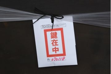 イギリスアンティーク　オーク材　使いやすいサイズのクラシカルな雰囲気漂うワードローブ(洋服タンス、収納棚、戸棚、キャビネット、英国)(R-070118)