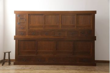 中古　超美品　国産工芸家具　九尺　前面欅(ケヤキ)材　洗練された佇まいと大容量の収納力を兼ね備えた特大重ね水屋箪笥(収納棚、戸棚、キャビネット、食器棚、店舗什器)(R-070122)