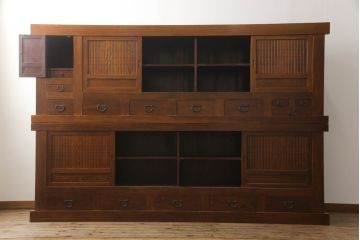 中古　超美品　国産工芸家具　九尺　前面欅(ケヤキ)材　洗練された佇まいと大容量の収納力を兼ね備えた特大重ね水屋箪笥(収納棚、戸棚、キャビネット、食器棚、店舗什器)(R-070122)