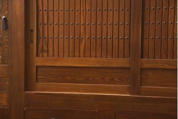 中古　超美品　国産工芸家具　九尺　前面欅(ケヤキ)材　洗練された佇まいと大容量の収納力を兼ね備えた特大重ね水屋箪笥(収納棚、戸棚、キャビネット、食器棚、店舗什器)(R-070122)