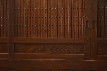 中古　超美品　国産工芸家具　九尺　前面欅(ケヤキ)材　洗練された佇まいと大容量の収納力を兼ね備えた特大重ね水屋箪笥(収納棚、戸棚、キャビネット、食器棚、店舗什器)(R-070122)