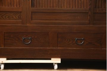 中古　超美品　国産工芸家具　九尺　前面欅(ケヤキ)材　洗練された佇まいと大容量の収納力を兼ね備えた特大重ね水屋箪笥(収納棚、戸棚、キャビネット、食器棚、店舗什器)(R-070122)