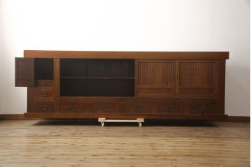 中古　超美品　国産工芸家具　九尺　前面欅(ケヤキ)材　洗練された佇まいと大容量の収納力を兼ね備えた特大水屋箪笥(収納棚、戸棚、キャビネット、食器棚、店舗什器)(R-070123)