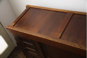 中古　超美品　国産工芸家具　九尺　前面欅(ケヤキ)材　洗練された佇まいと大容量の収納力を兼ね備えた特大水屋箪笥(収納棚、戸棚、キャビネット、食器棚、店舗什器)(R-070123)